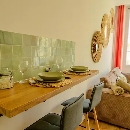 Au Coeur Du Vieux - Vue Et Clocher *